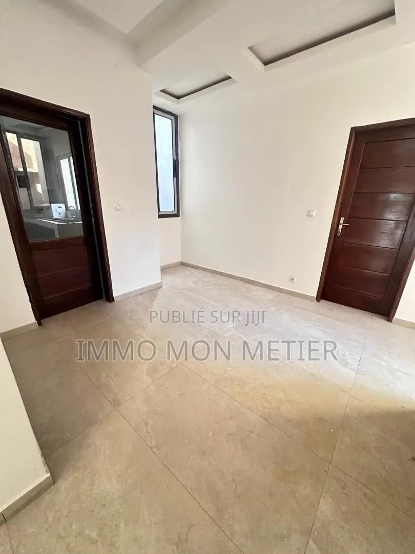 3chbre Appartement dans Appartement F4 À, Ouakam à Louer