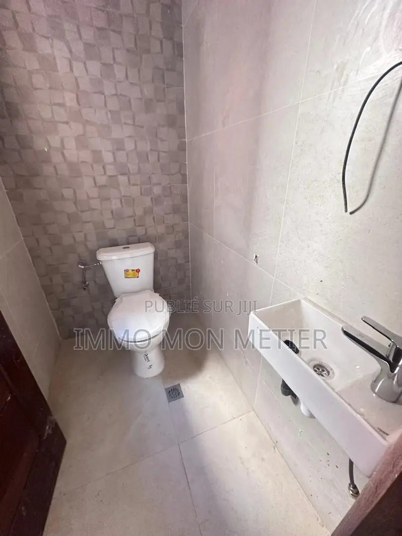 3chbre Appartement dans Appartement F4 À, Ouakam à Louer