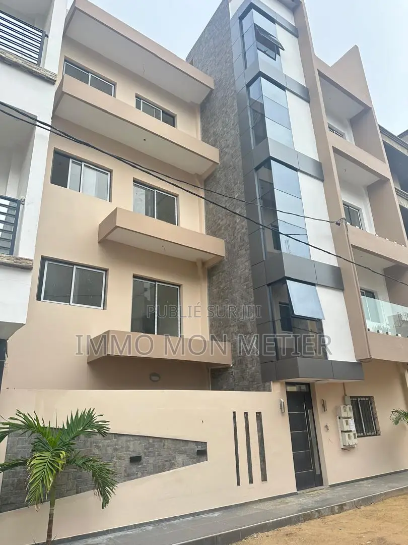 3chbre Appartement dans Appartement F4 À, Ouakam à Louer