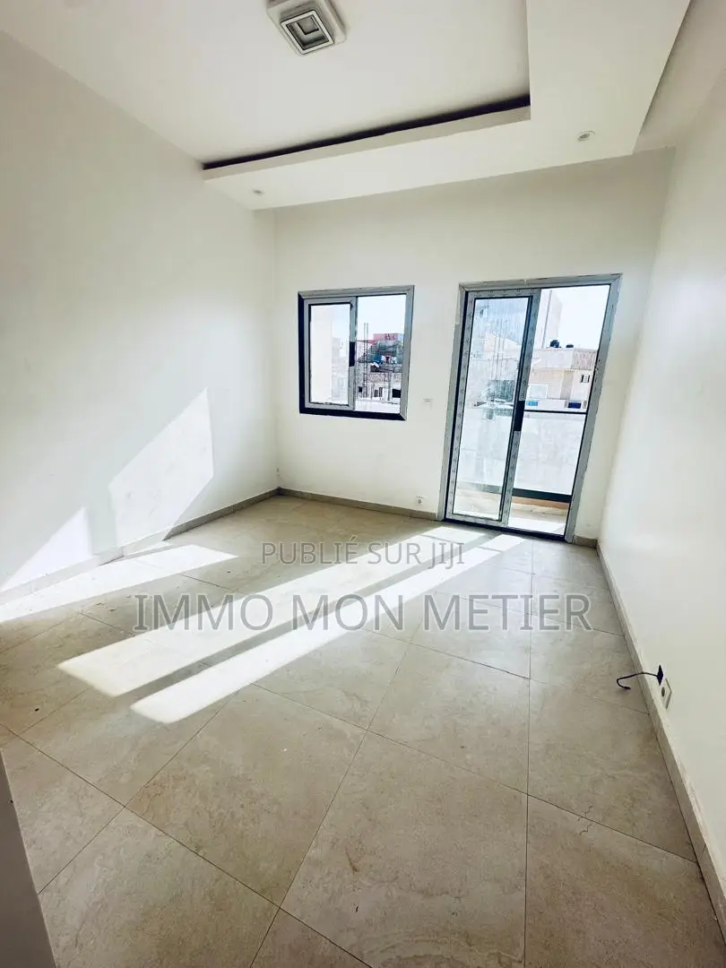 3chbre Appartement dans Appartement F4 À, Ouakam à Louer