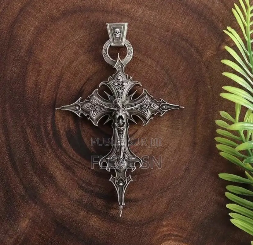Collier Pour Hommes À Style Sombre Avec Crâne Et Croix en Alliage