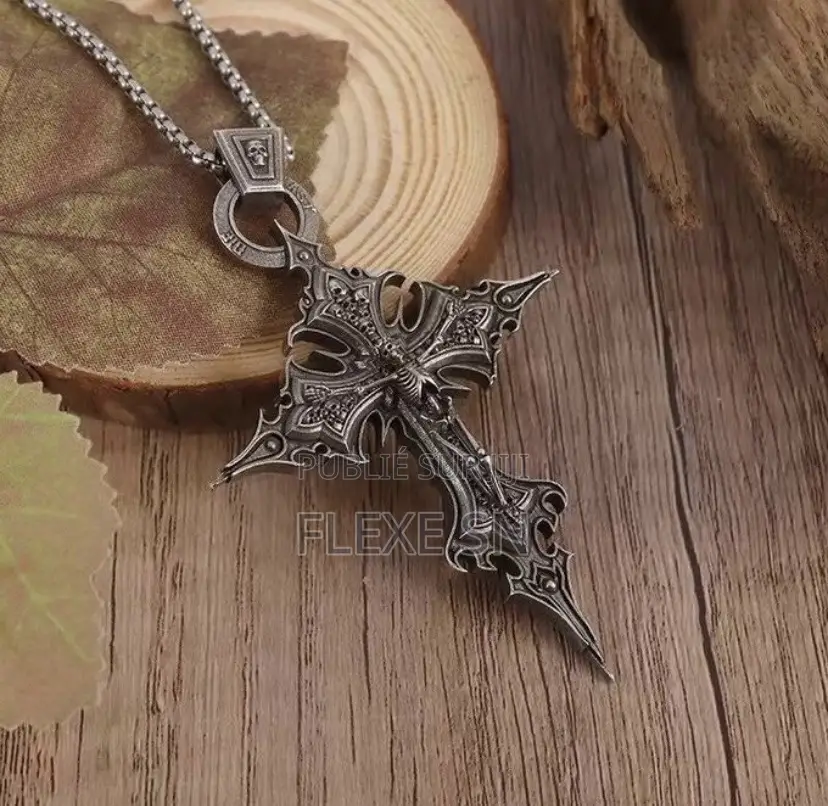 Collier Pour Hommes À Style Sombre Avec Crâne Et Croix en Alliage