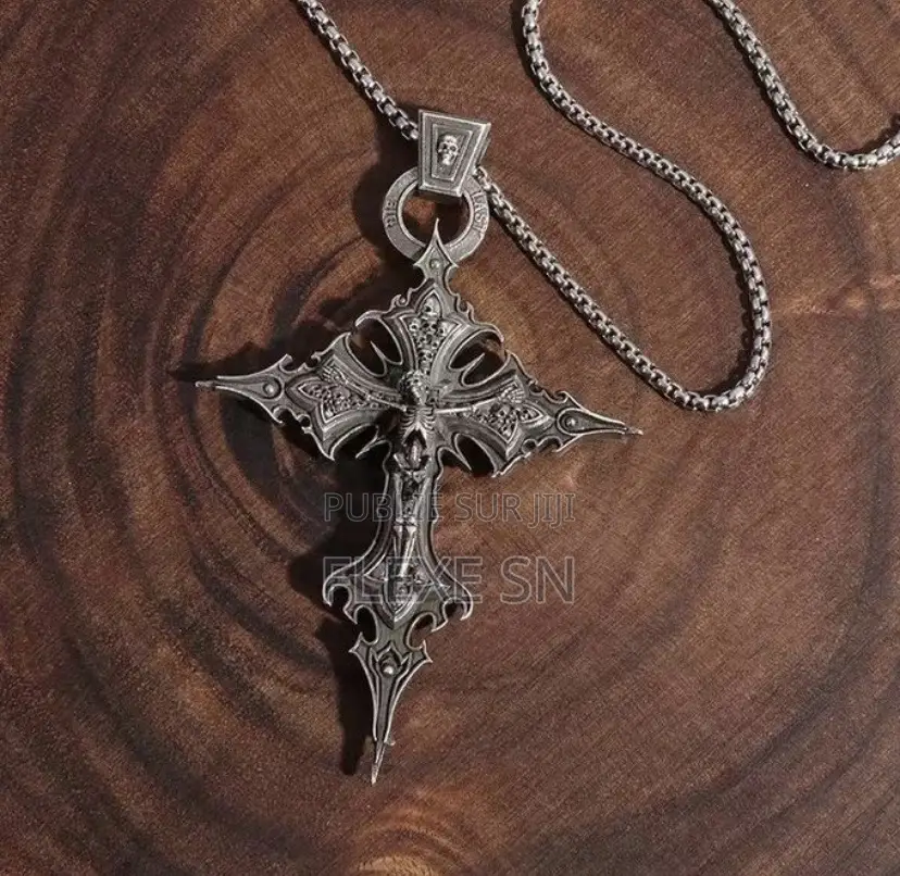 Collier Pour Hommes À Style Sombre Avec Crâne Et Croix en Alliage