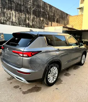 Mitsubishi Outlander 2023 Gris