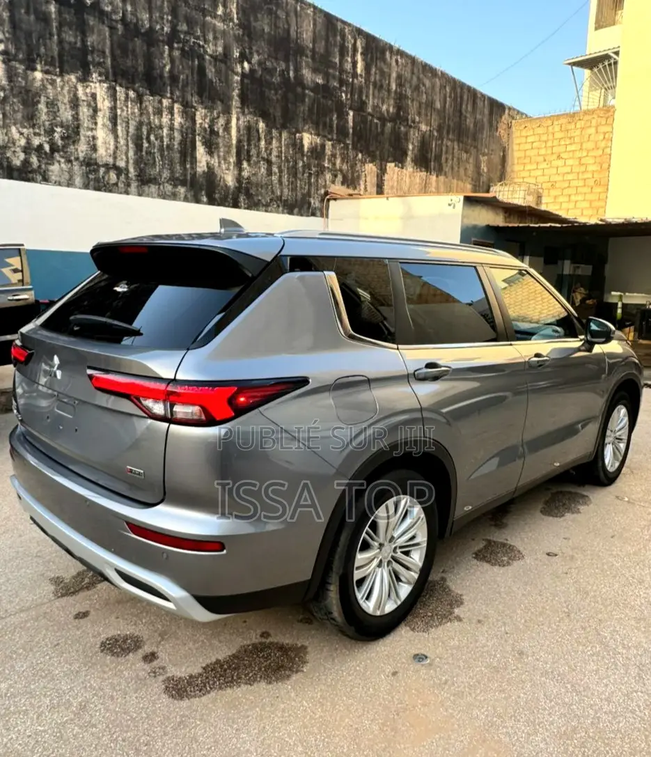 Mitsubishi Outlander 2023 Gris