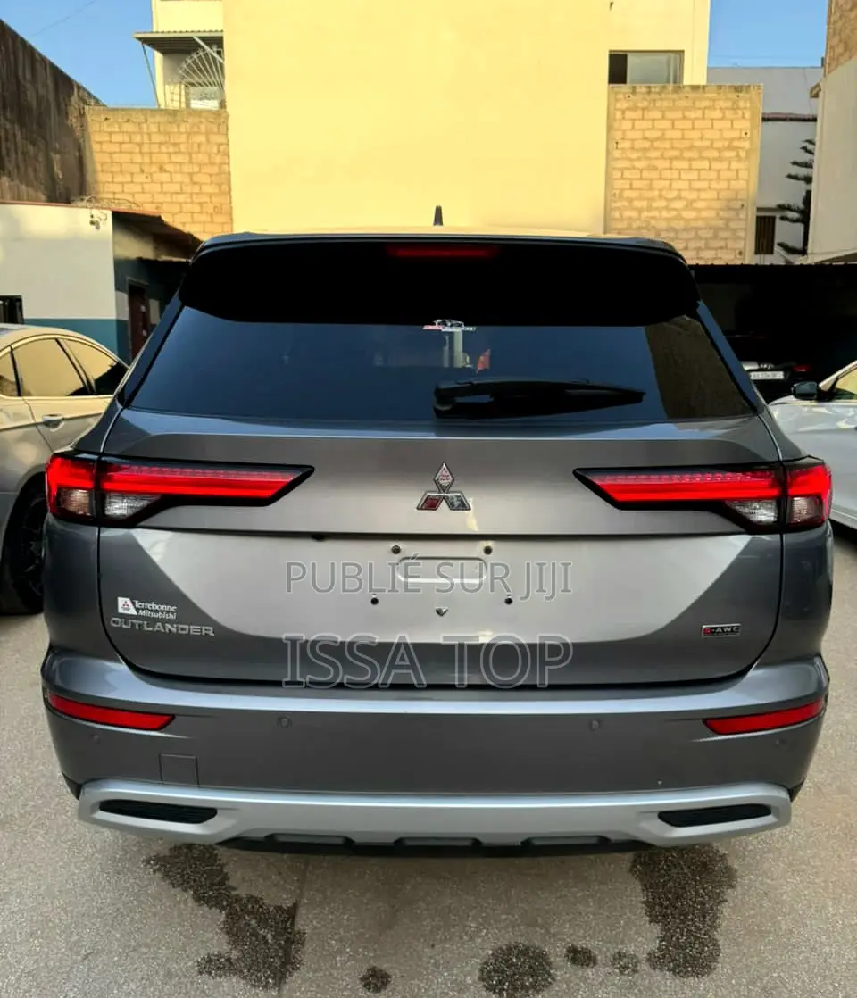 Mitsubishi Outlander 2023 Gris