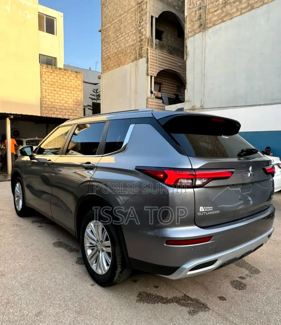 Mitsubishi Outlander 2023 Gris