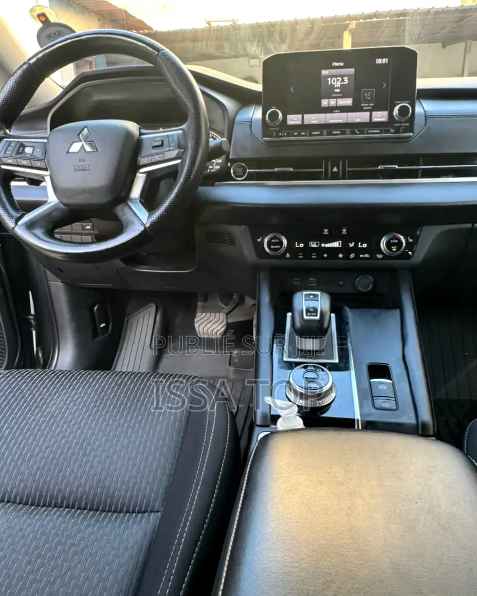 Mitsubishi Outlander 2023 Gris