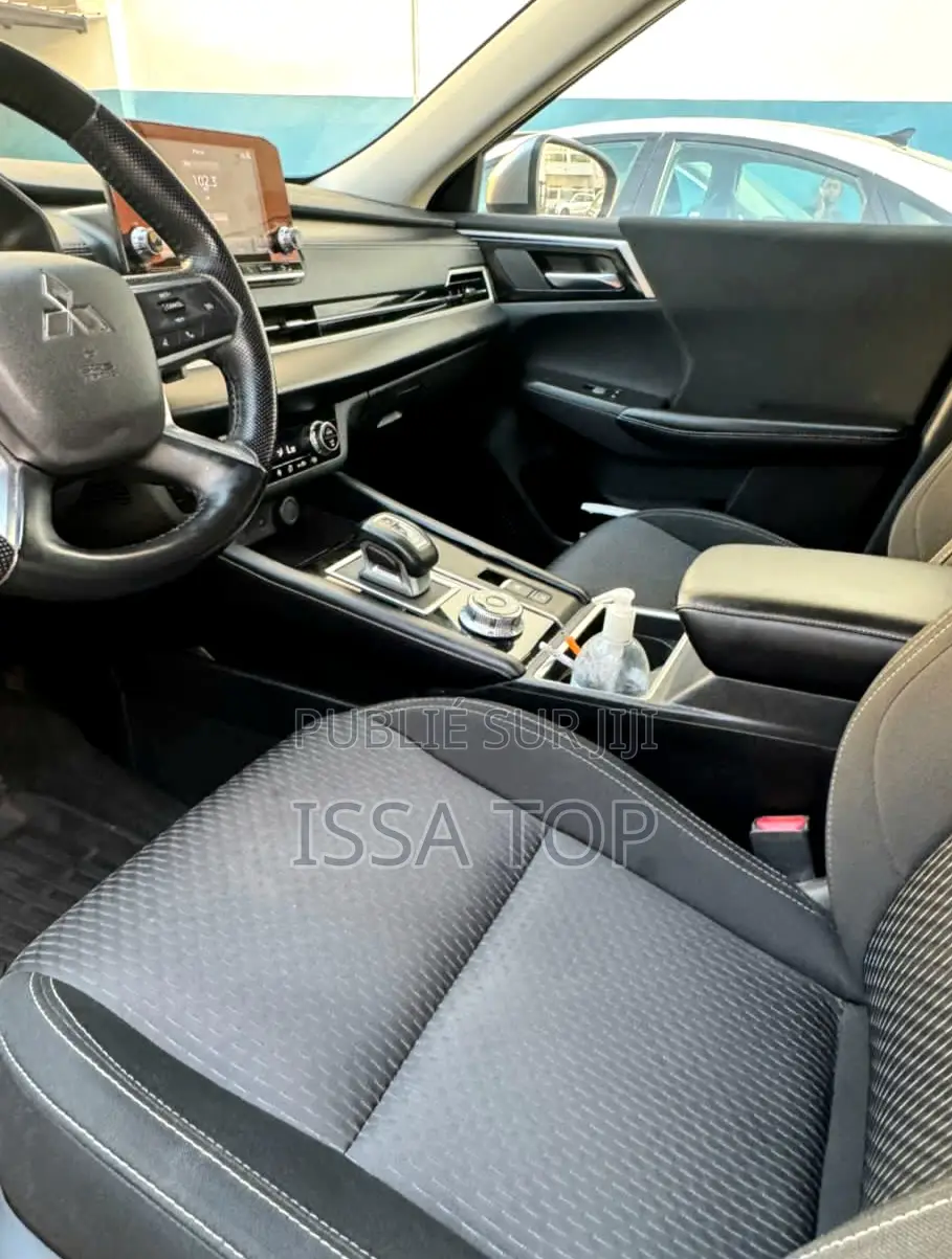 Mitsubishi Outlander 2023 Gris