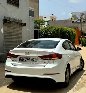 Hyundai Avante 2018 Blanc