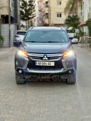 Photo - Mitsubishi Pajero 2020 Gris