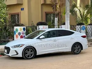 Photo - Hyundai Elantra Limited Sedan FWD (2.0L 4cyl 6A) 2017 Blanc