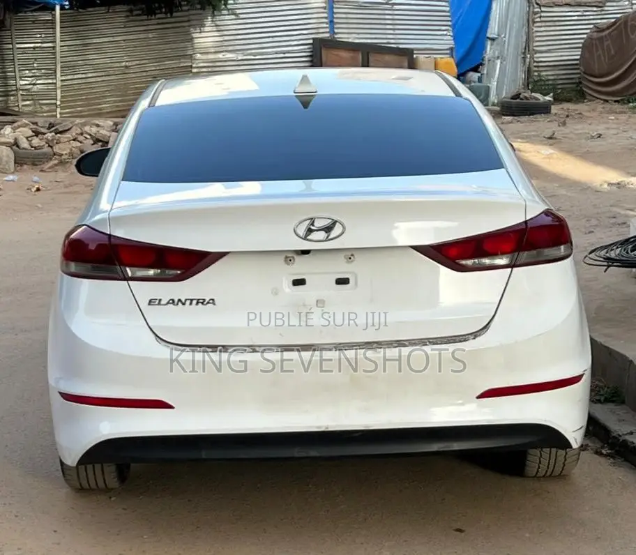 Hyundai Elantra Limited Sedan FWD (2.0L 4cyl 6A) 2017 Blanc