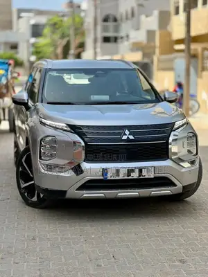 Photo - Mitsubishi Outlander 2022