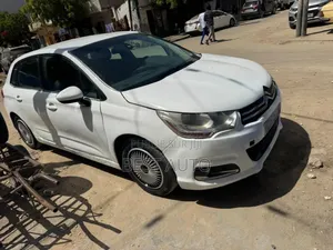 Photo - Citroen C4 2012 Blanc