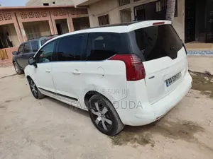 Photo - Peugeot 5008 2015