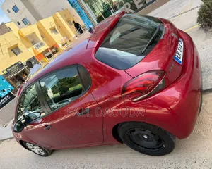 Photo - Peugeot 208 2017 Rouge
