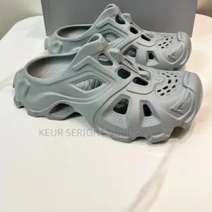 Photo - Chaussures Plastiques*Disponible* *Pointure* *40–41–42–43–44–45*