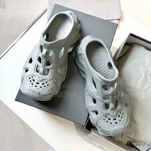 Chaussures Plastiques*Disponible* *Pointure* *40–41–42–43–44–45*