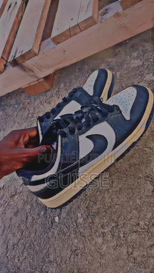Photo - Magnifique Paire De Nike Dunk Low Dans Le Coloris Intemporel Noir