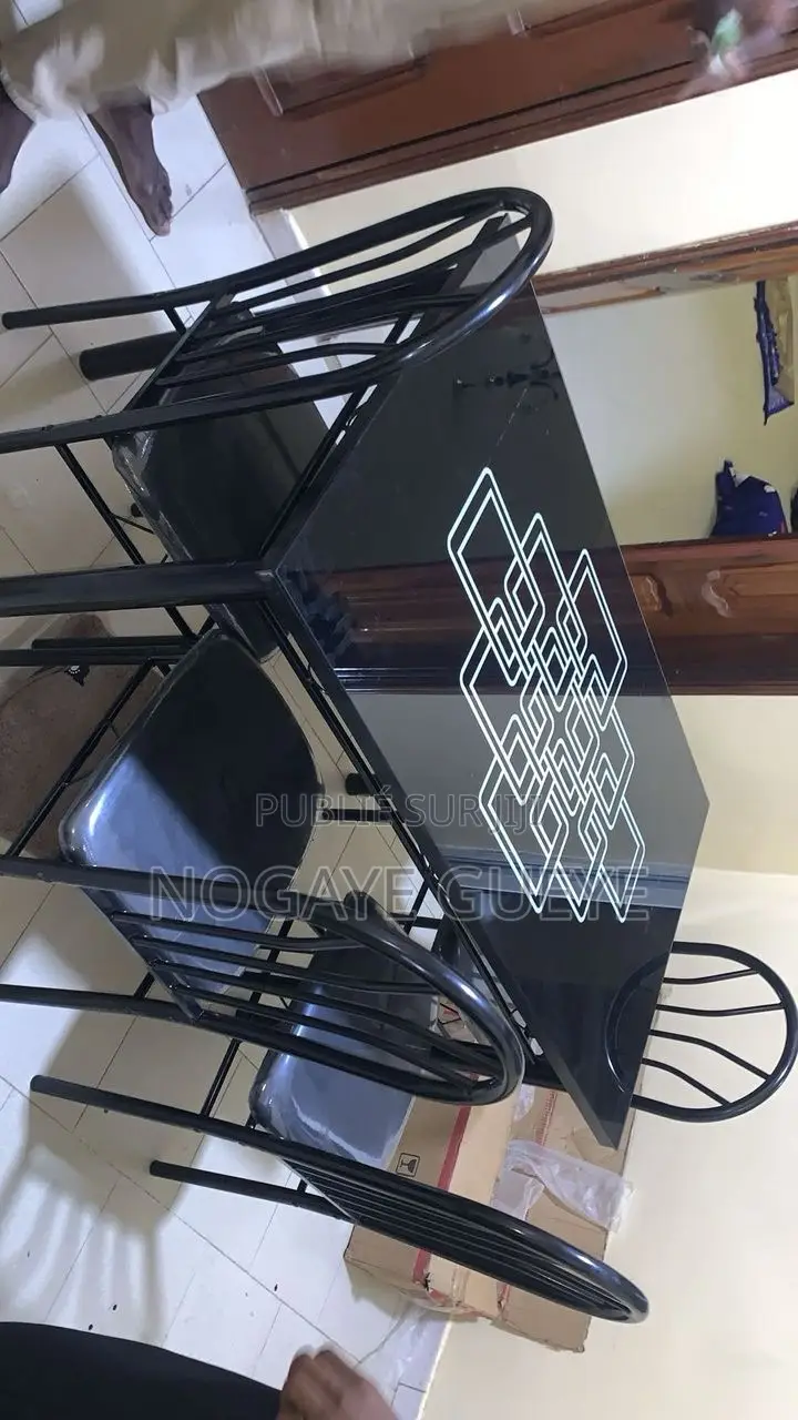 Table De Salle À Manger