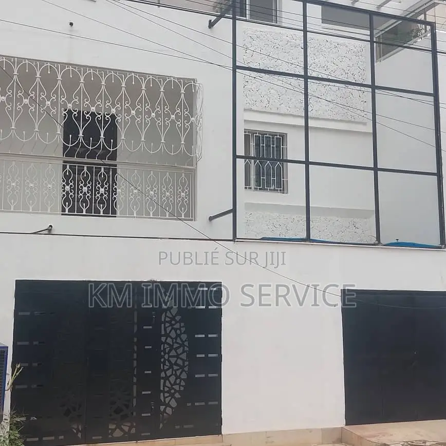 8chbre Maison de ville / Terrasse dans Sacré-Coeur 3, Région de Dakar