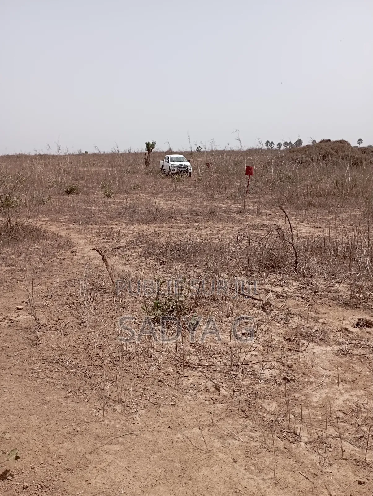 Terrain Nu De 225m2 Route De Montrolland Thiès