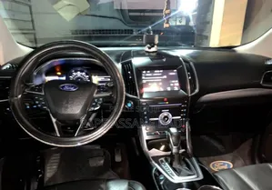 Location Ford Edge Titanium 2017