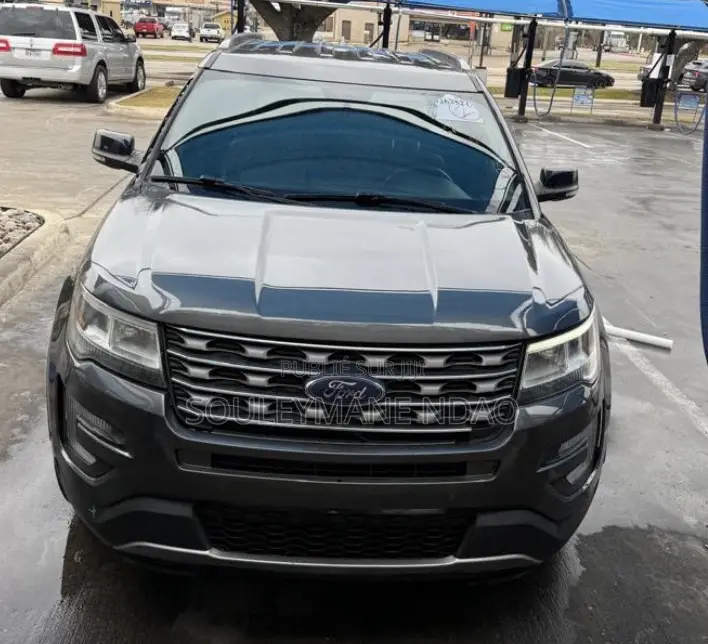 Ford Explorer XLT AWD 2018 Gris