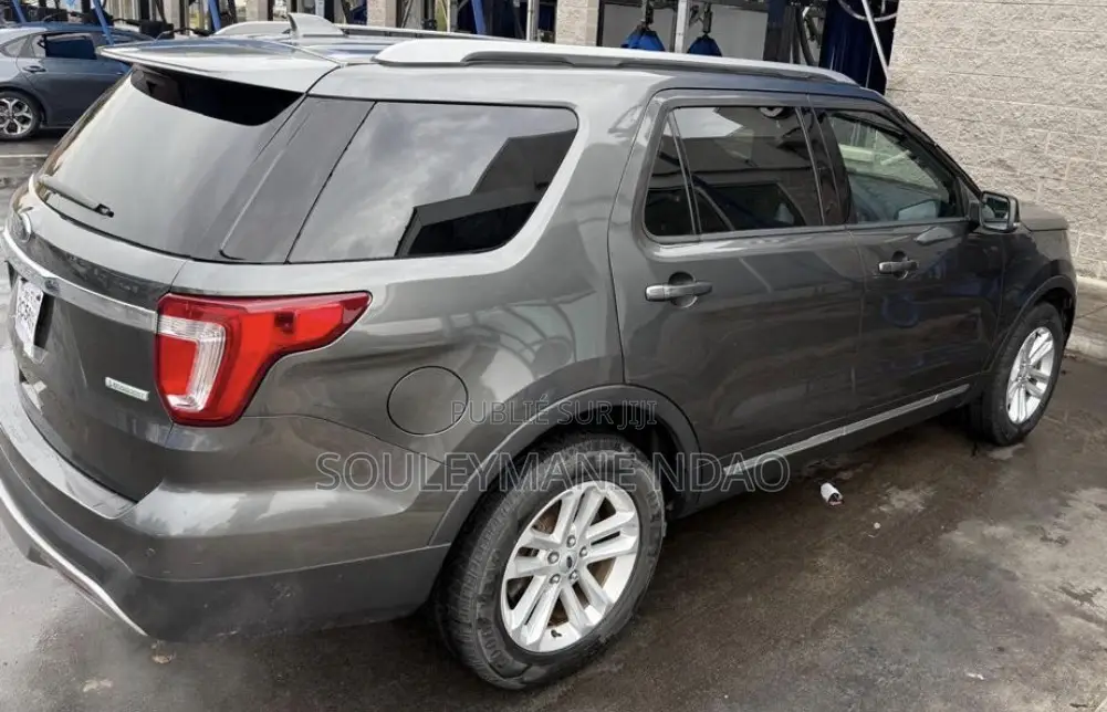 Ford Explorer XLT AWD 2018 Gris
