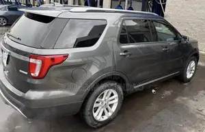 Ford Explorer XLT AWD 2018 Gris
