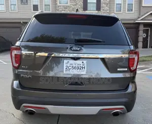 Ford Explorer XLT AWD 2018 Gris