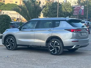 Mitsubishi Outlander 2022 Gris
