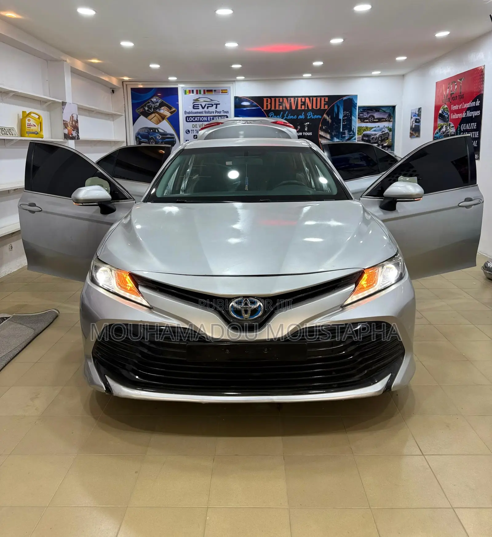 Toyota Camry LE (2.5L 4cyl 8A) 2019 Gris