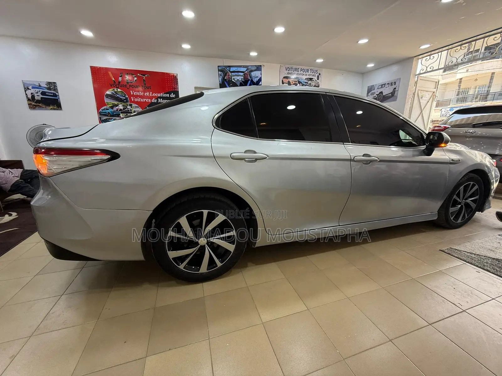 Toyota Camry LE (2.5L 4cyl 8A) 2019 Gris