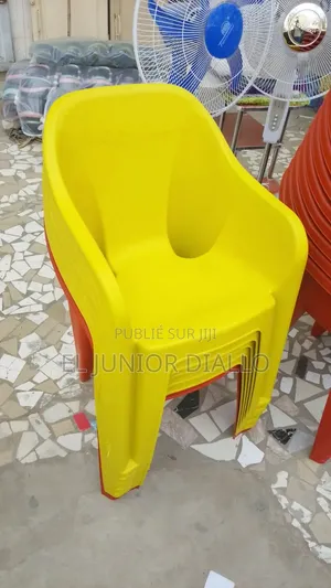 Photo - Matelas 2 Place Et Place Housse Et Chaises Plastique Et Étagère en Pla