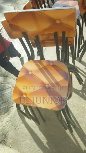 Table Avec 2 Chaises C'est Disponible Appel Moi Oubien Tu Me