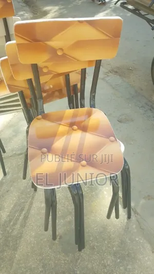 Photo - Table Avec 2 Chaises C'est Disponible Appel Moi Oubien Tu Me