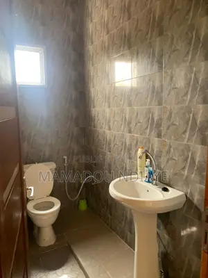 Furnished 5chbre Maison dans Thiès Sud à Vendre