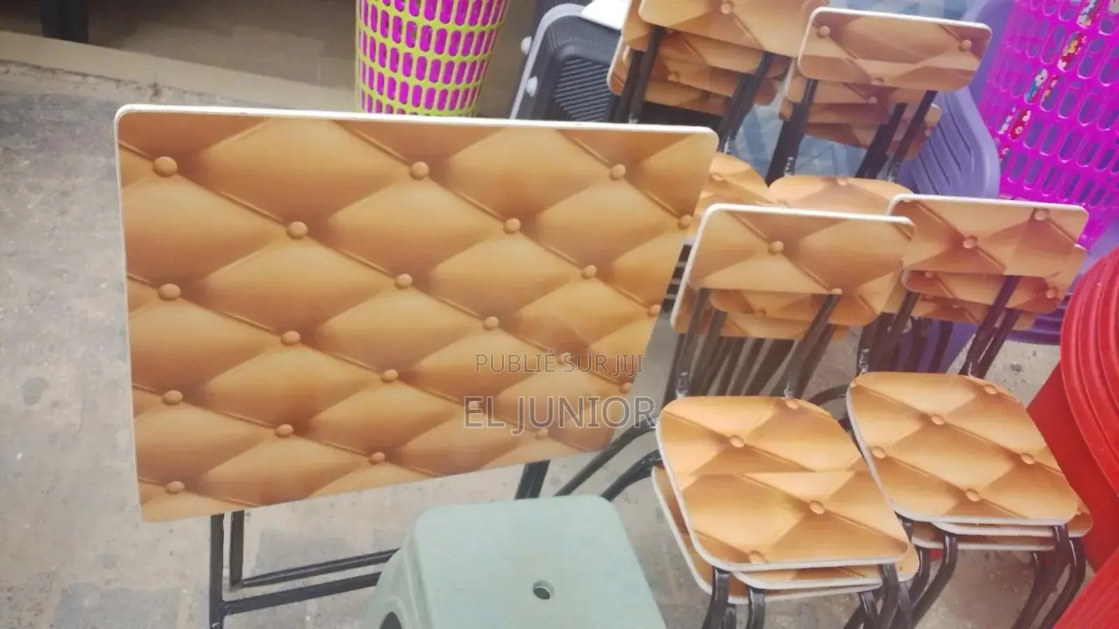 Table Avec 2 Chaises C'est Disponible Appel Moi Oubien Tu Me