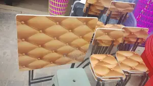 Table Avec 2 Chaises C'est Disponible Appel Moi Oubien Tu Me