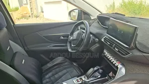 Location De Voiture Haut De Gamme Avec Chauffeur – Peugeot 3008 Hybrid