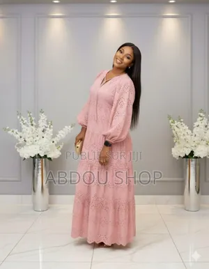 Photo - Robe Longue Brodé À Longue Manche Disponible