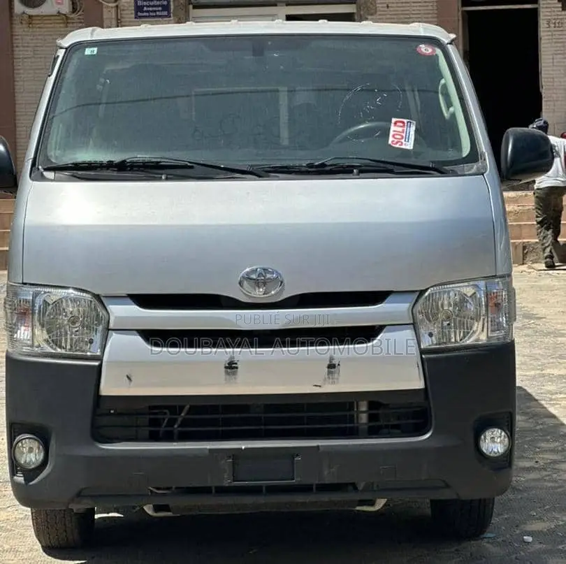 Toyota HiAce 2017 Gris