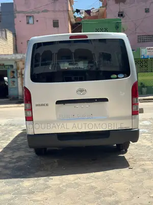 Photo - Toyota HiAce 2017 Gris