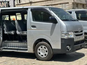 Toyota HiAce 2017 Gris