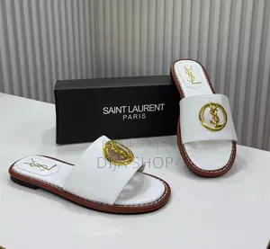 Disponible : Sandales Saint Laurent Paris, Style Chic Et Tendance.