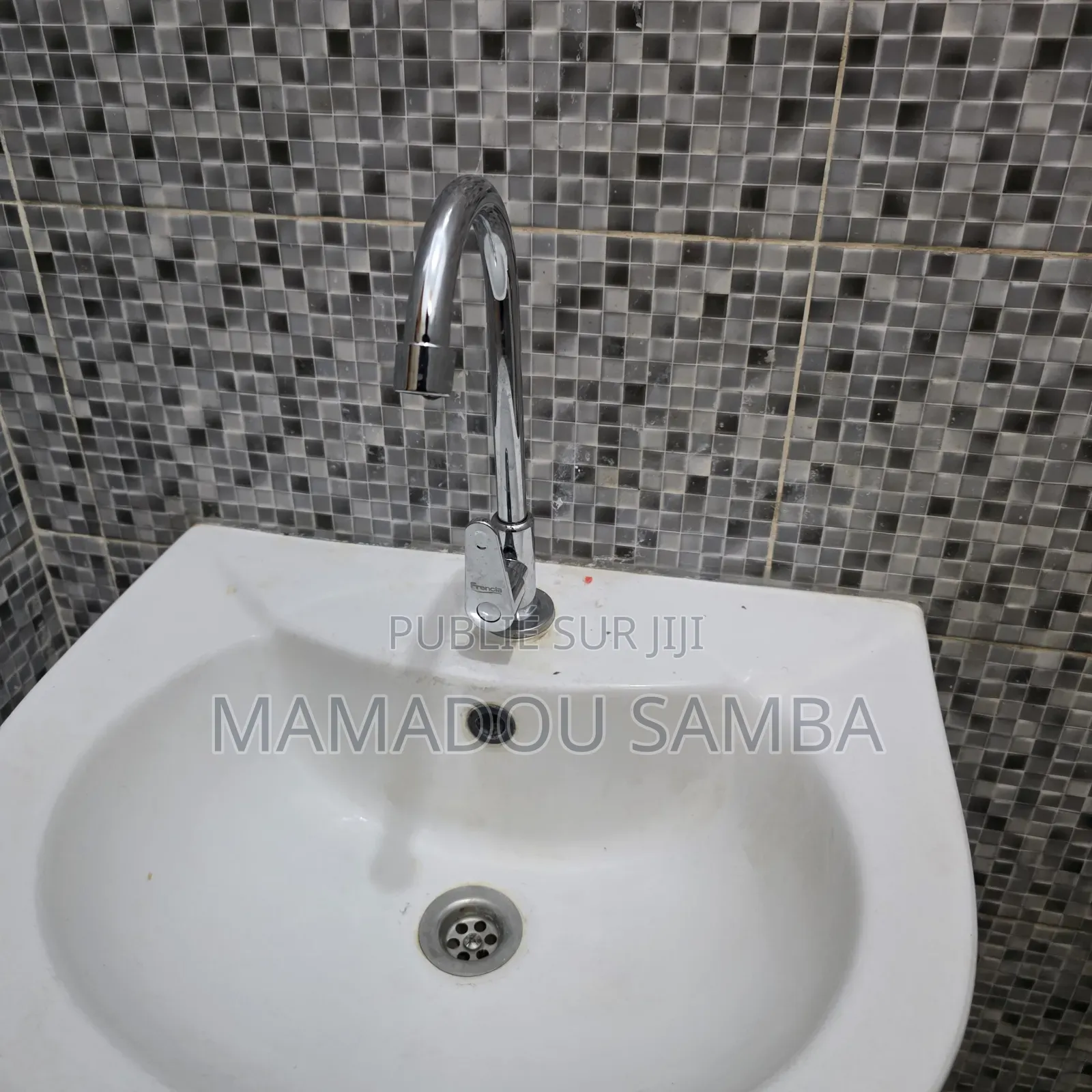 1chbre Chambre et salon dans Duplex, Rufisque à Louer