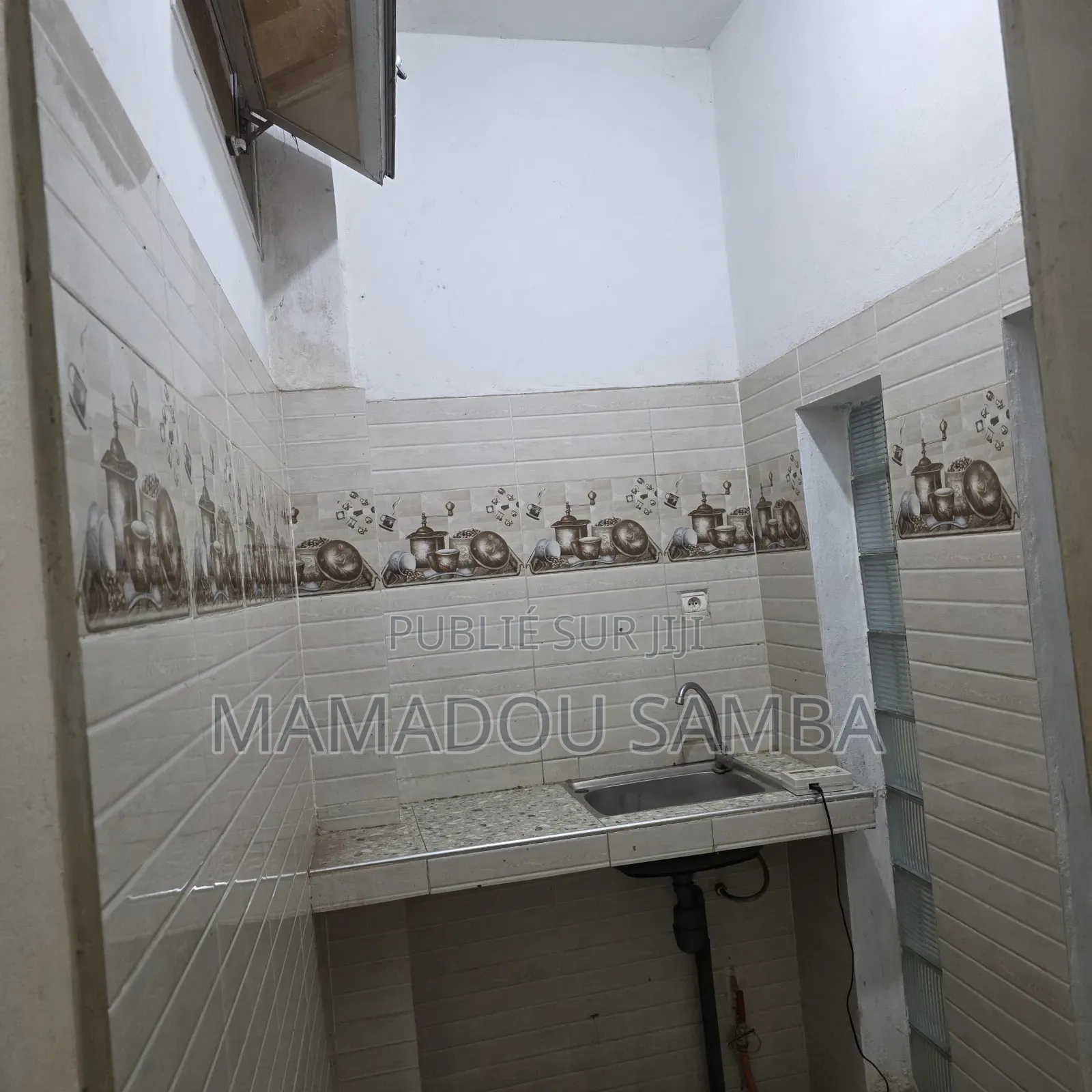 1chbre Chambre et salon dans Duplex, Rufisque à Louer