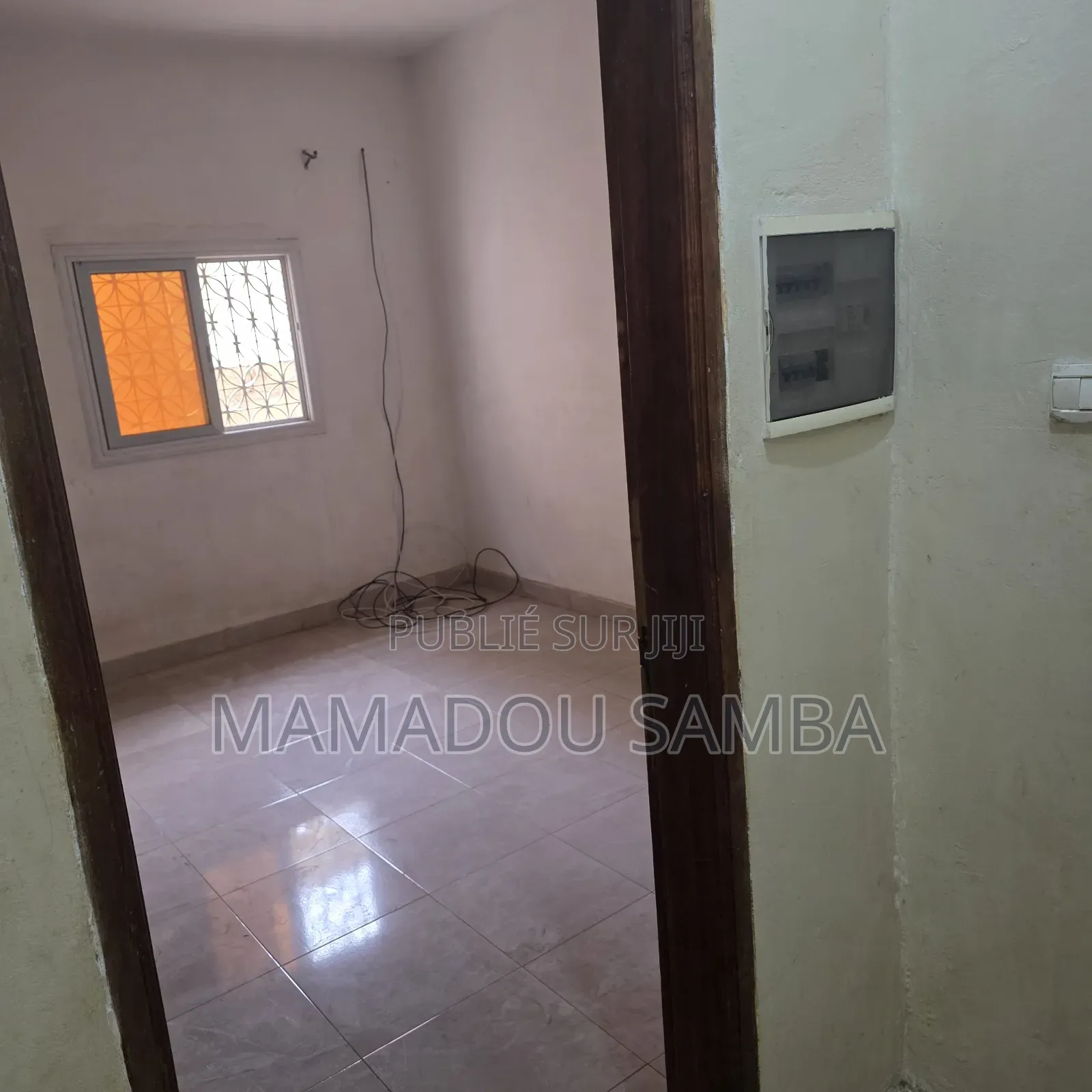 1chbre Chambre et salon dans Duplex, Rufisque à Louer